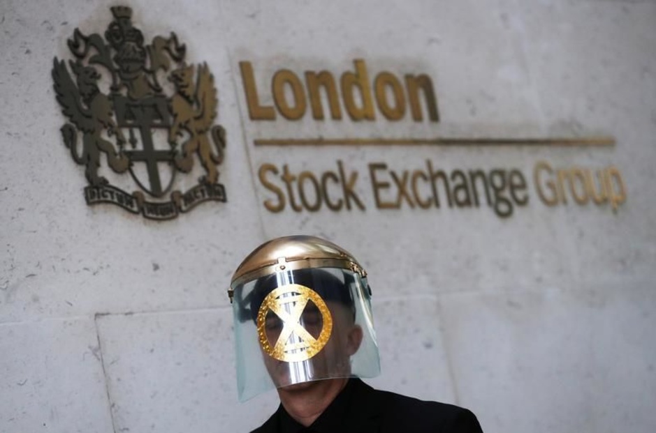Climat: Extinction Rebellion bloque l'entrée de la Bourse de Londres (en images)