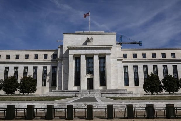 La Fed, toujours sous pression, devrait laisser les taux inchangés