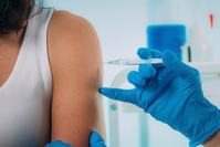 Plus de la moitié des adultes européens totalement vaccinés contre le Covid