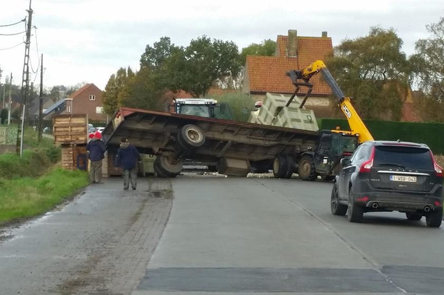 Gekantelde aanhangwagen verspert Zuidschotestraat in Reninge