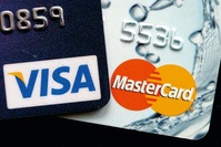 Visa et Mastercard suspendent leurs opérations en Russie