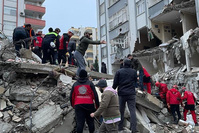 Un séisme de magnitude 7,8 ébranle la Turquie et la Syrie, près de 100 morts