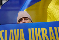 Paris, New York, Rome et Zürich se teintent de bleu et jaune pour protester contre l'invasion russe en Ukraine