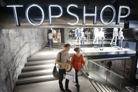 Les magasins de vêtements Topshop ferment au Royaume Uni, supprimant 2.500 emplois