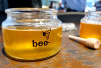 Bee-io, la start-up qui fabrique du 'vrai' miel sans abeilles