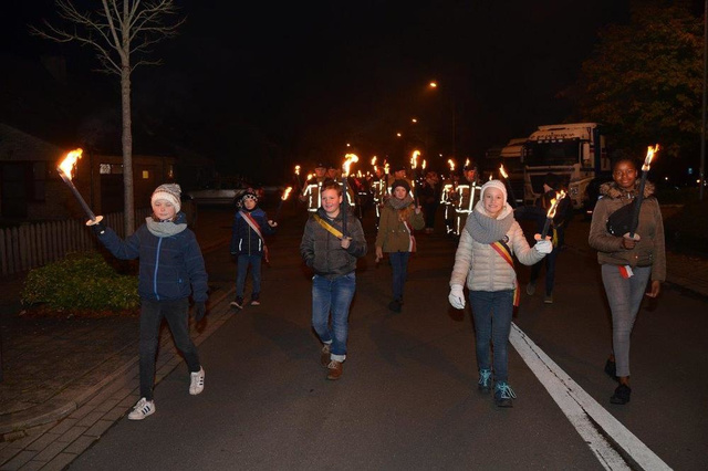 Sympathisanten herdenken gesneuvelden en oorlogsslachtoffers met fakkeltocht in Kuurne - Krant van Westvlaanderen