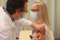 Lancement de la vaccination du personnel hospitalier contre le coronavirus