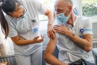Covid: le personnel soignant aura bien une troisième dose du vaccin, l'ensemble de la population pas avant 2022