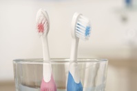 Vrai-faux: une brosse à dents peut contenir des bactéries résistantes aux antibiotiques?