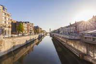 Deux nouveaux ponts pour cyclistes et piétons, posés à Bruxelles, pour relier les rives du canal