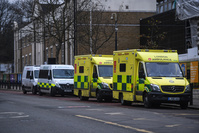 Covid : la pandémie atteint un niveau alarmant en Angleterre, la France sous pression pour reconfiner