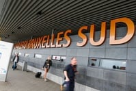 Décès d'un passager à l'aéroport de Charleroi: prématuré d'accuser la police, selon les syndicats