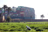 Canal de Suez: le porte-conteneur a commencé à bouger