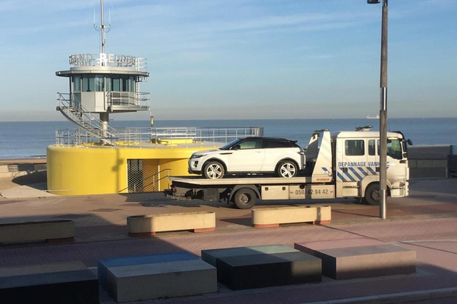 Range Rover rijdt zich vast op strand in Knokke