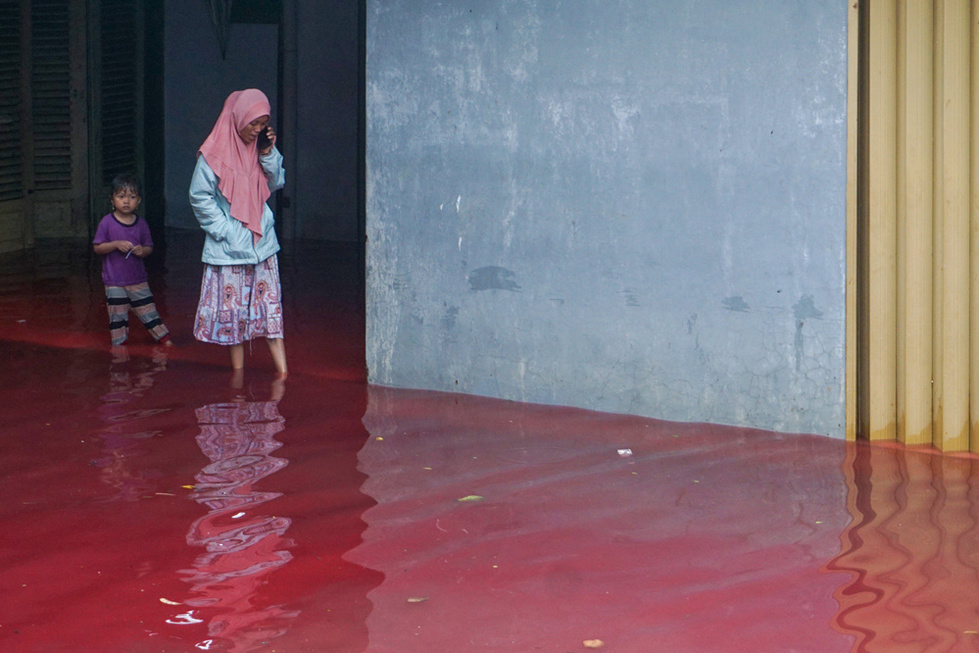 Indonésie: des flots rouges comme le sang