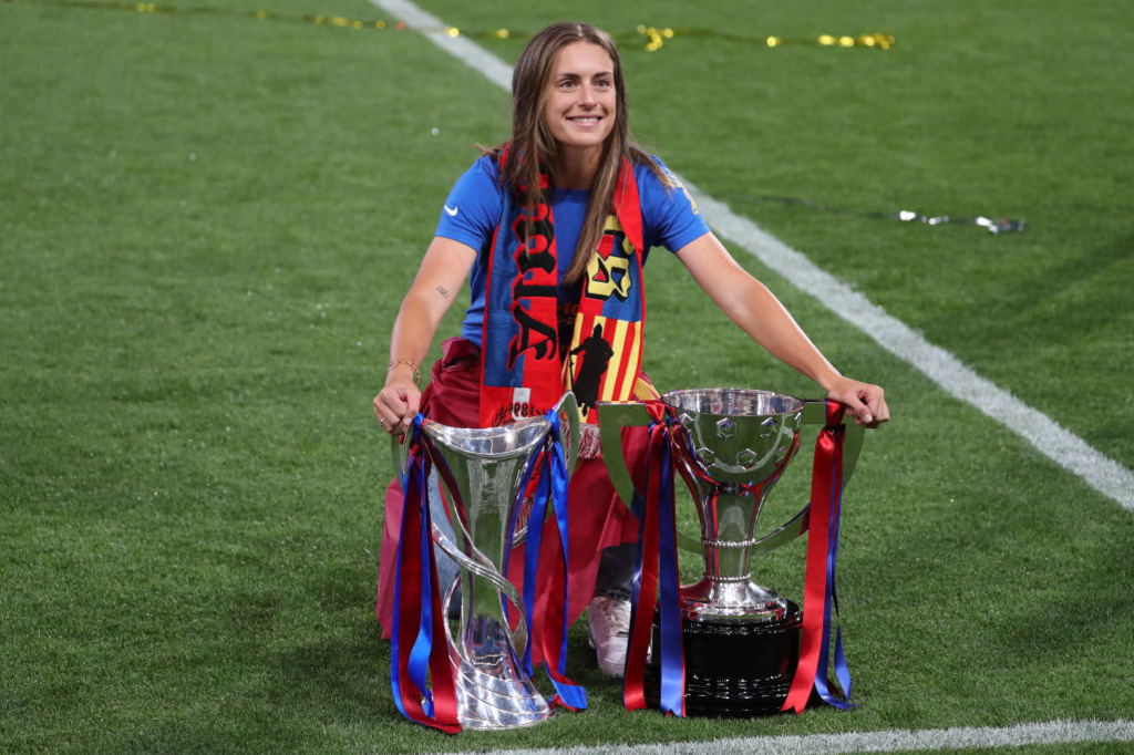 En 2021, Alexia Putellas s'est offert un triplé avec le FC Barcelone. Ici, elle pose avec les trophées de la Liga Iberdorola et de la Ligue des Champions., iStock