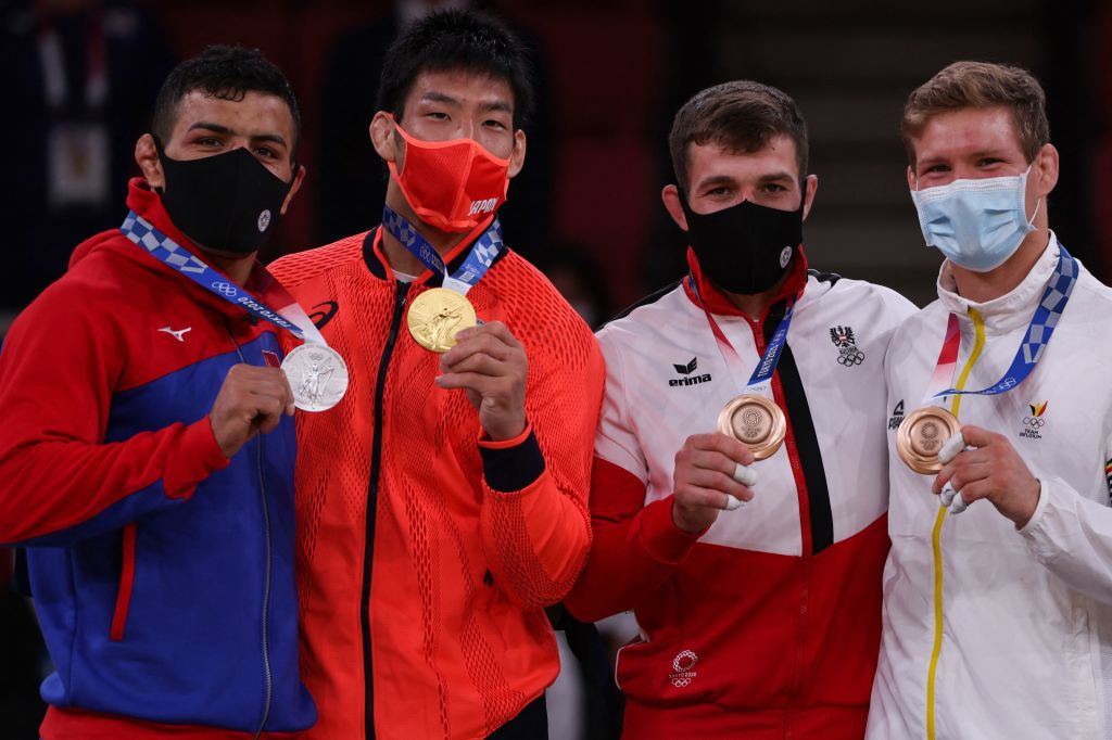 Le podium (4 médaillés dont deux de bronze) de la catégorie des -81kg. Matthias Casse se trouve à droite, le Champion olympique en orange en deuxième position en partant de la gauche., iStock