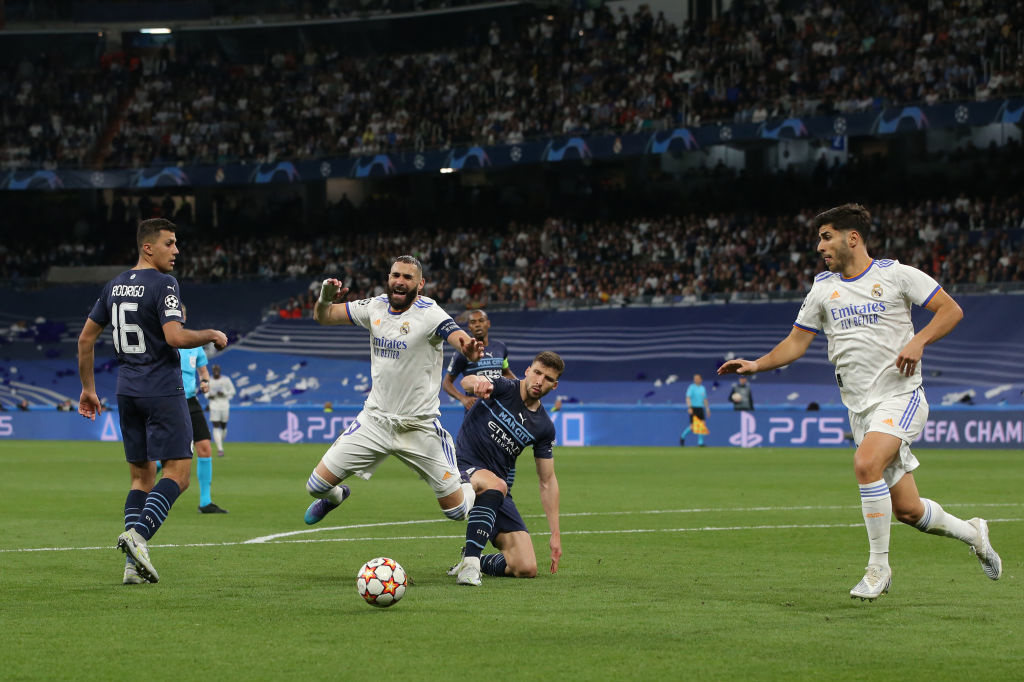Ruben Dias accroche Karim Benzema dans la surface. Le Français se fera justice et offrira la qualification au Real Madrid., iStock