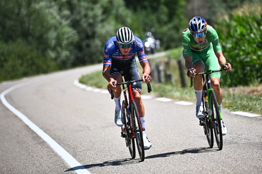 Dès le kilomètre 0, les deux spécialistes du cyclo-cross Mathieu van der Poel et Wout Van Aert sont partis à l'offensive. Pour le Néerlandais, il s'agissait d'un baroud d'honneur avant son abandon., iStock
