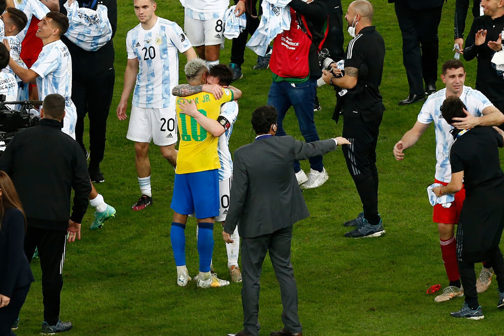 L'accolade entre les deux anciens du Barça Neymar et Messi au terme de la finale de la Copa América fut l'une des images fortes du tournoi., iStock