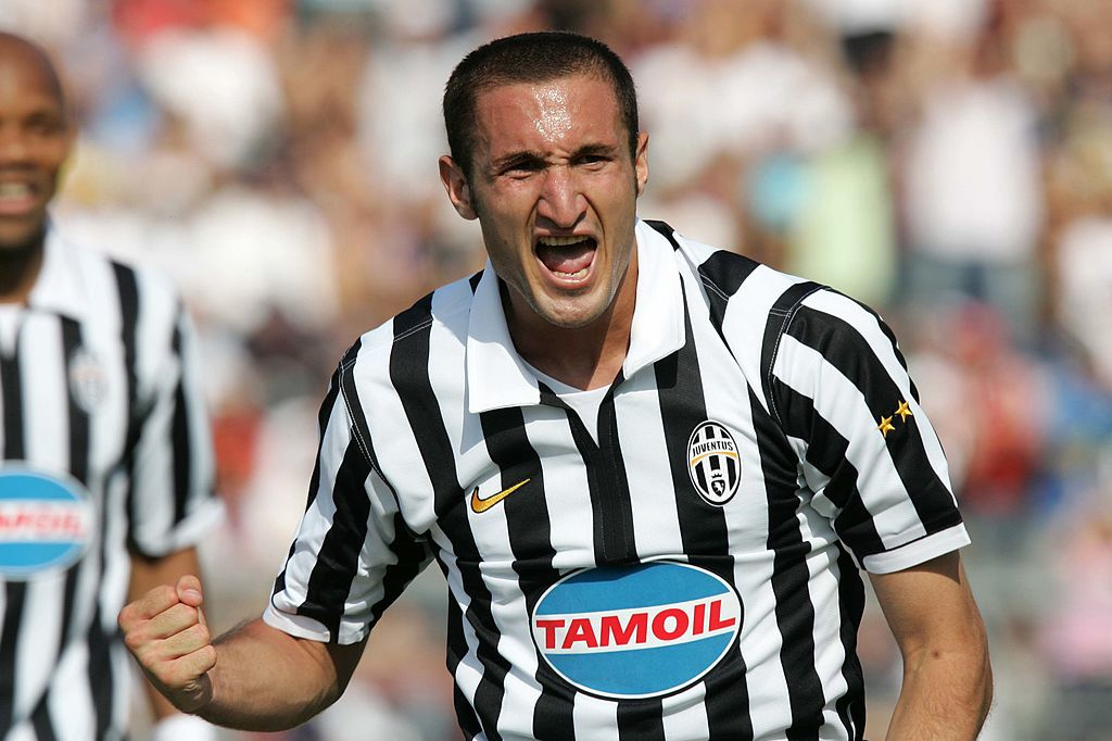 En 2007, Chiellini a plus de cheveux sur le crâne et marque à deux reprises lors du match de Serie B à Arezzo où la Juventus officialise son retour parmi l'élite, douze mois après sa rétrogradation en raison du scandale du Calciopoli., iStock