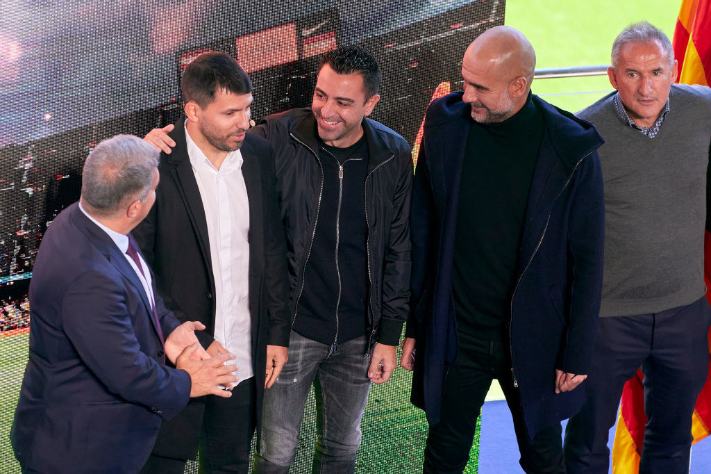 Même Pep Guardiola, son entraîneur à Manchester City, avait fait le déplacement en Catalogne pour saluer Sergio Agüero (ici avec Xavi à sa gauche)., iStock