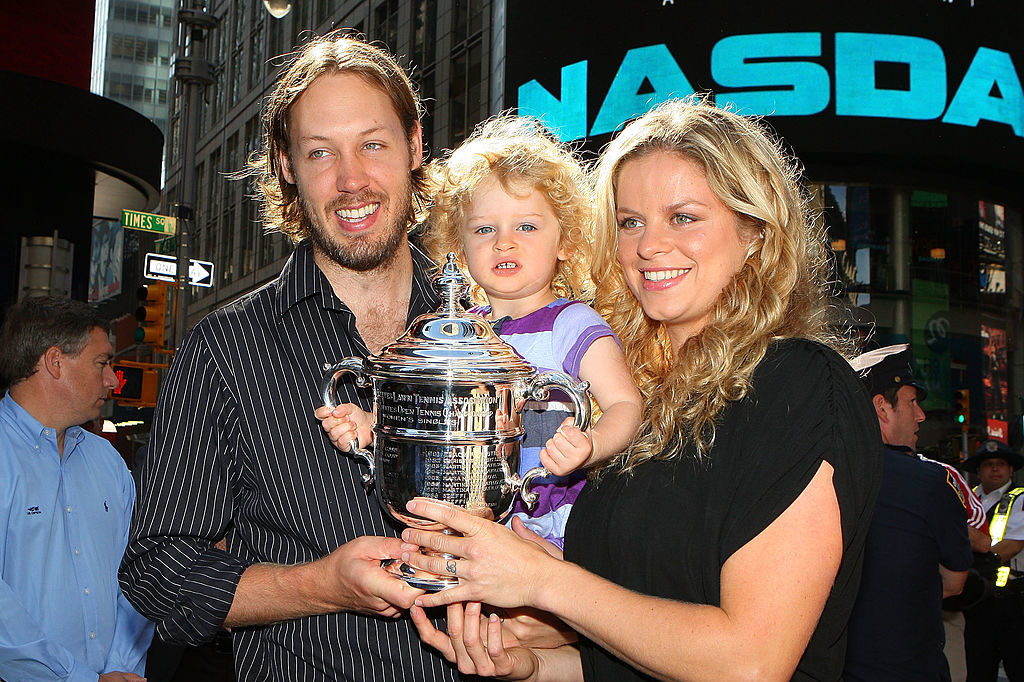 Kim Clijsters lors de son retour en 2009 avec une victoire à l'US Open. Elle célèbre ce titre en compagnie de Brian Lynch, son mari et de sa fille Jada dont elle va suivre la carrière dans le basket-ball., iStock