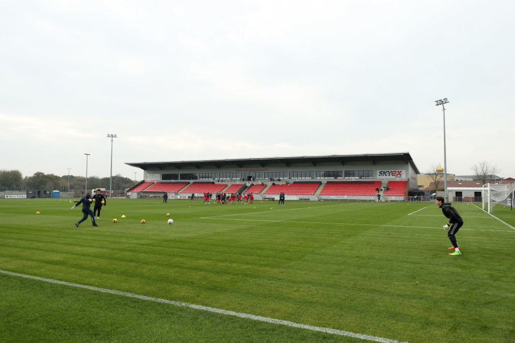 Le terrain d'entraînement de l'AFC Richmond est en fait le terrain de match de Hayes and Yeading United, une équipe évoluant au 7e échelon du football anglais., iStock