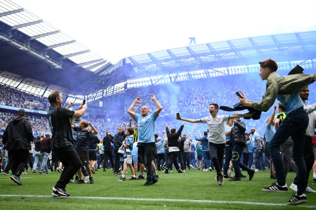 Les supporters de Manchester City ont envahi la pelouse au coup de sifflet final pour célébrer ce 8e titre de champion d'Angleterre., iStock