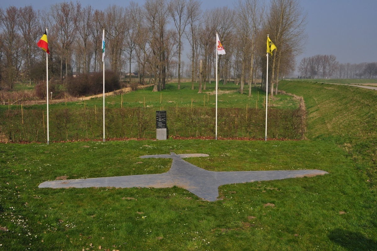 Mémorial à l'emplacement du crash, à proximité de Maasmechelen., DR