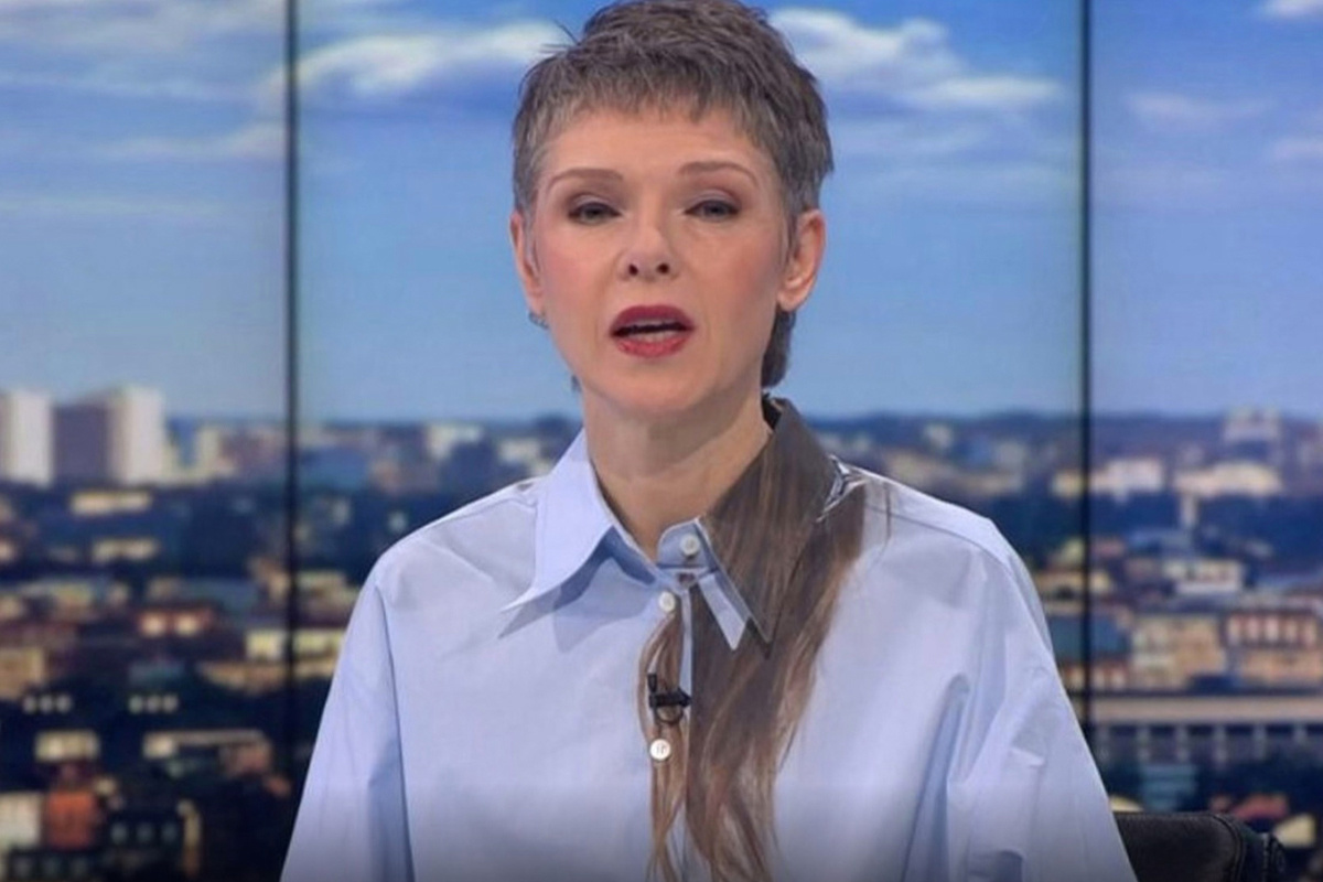 Catherine Van Eylen in haar Martin Margiela-blouse met paardenstaart, VRT