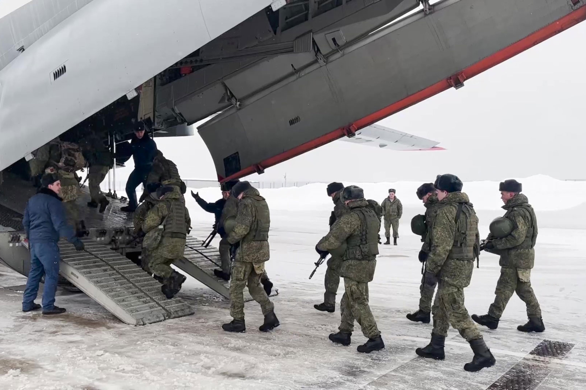 Russische soldaten stappen in het vliegtuig naar Kazachstan op 06 januari 2022., Belga