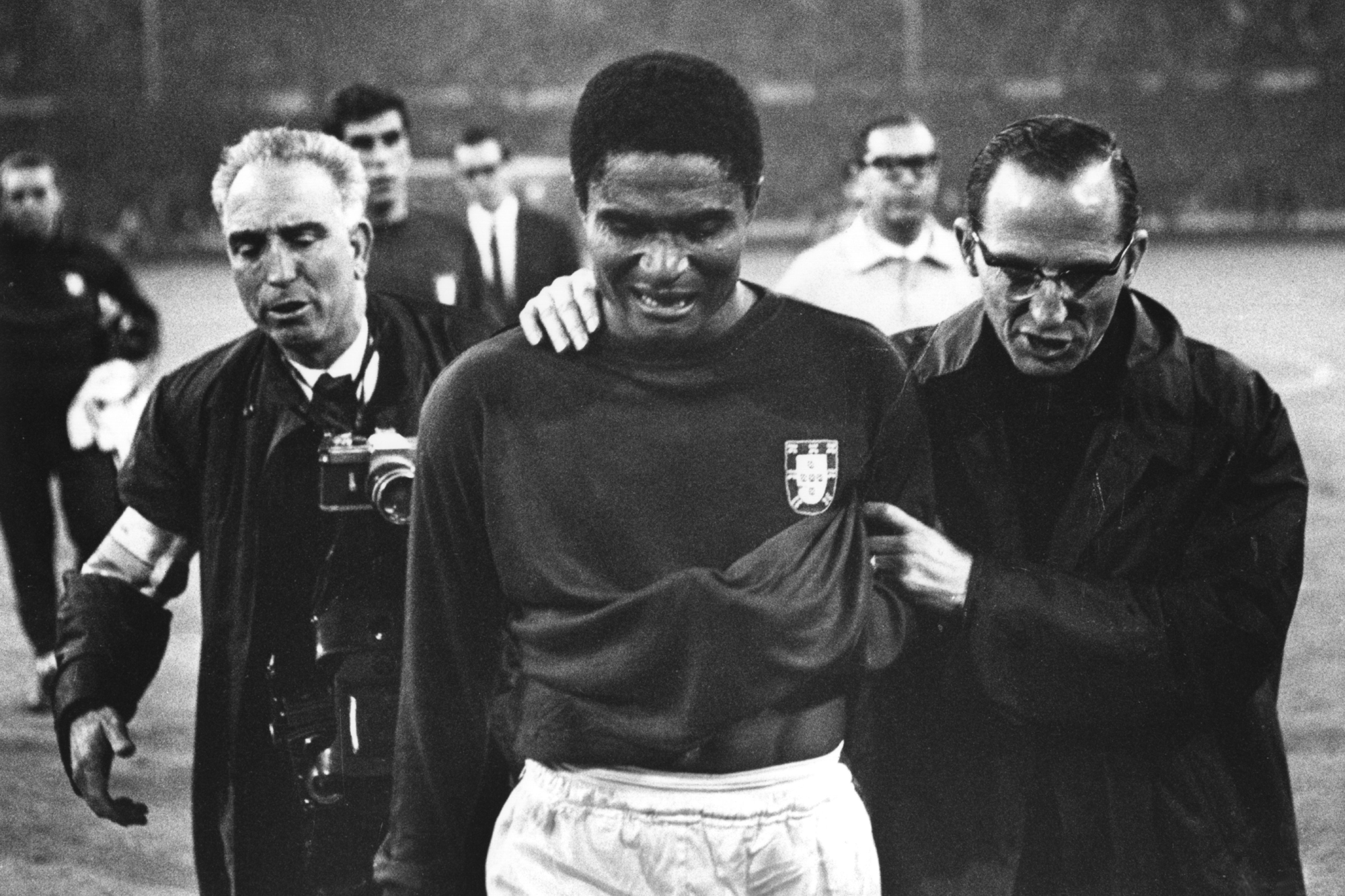Eusebio tot tranen toe bewogen na de uitschakeling tegen Engeland op het WK van 1966., GETTY