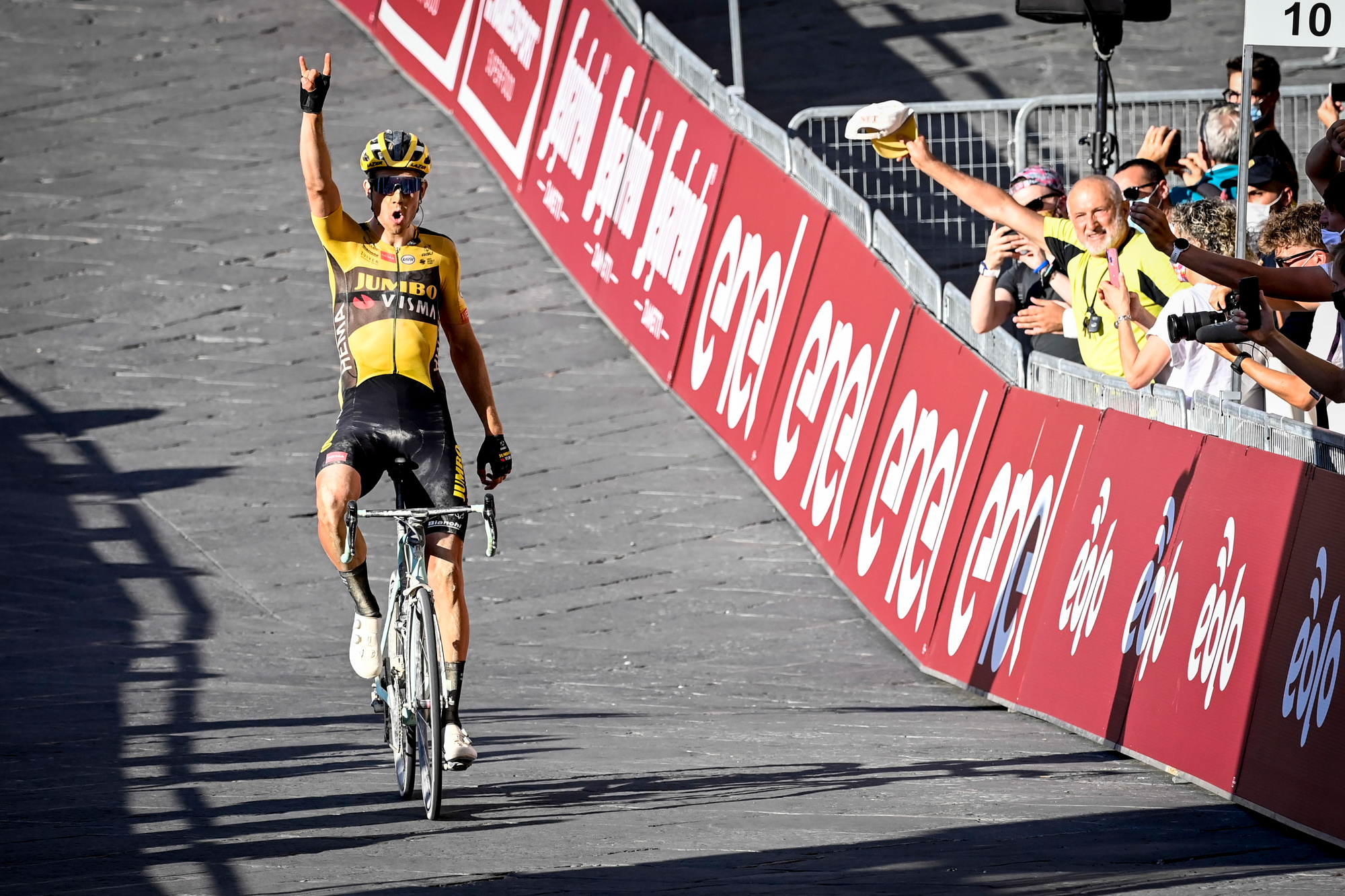 En août 2020, après l'interruption pandémique, Wout Van Aert marque son retour au plus haut niveau après sa grave chute lors du Tour de France 2019. Il remportera Milan-San Remo au sprint contre Julian Alaphilippe une semaine plus tard., belga