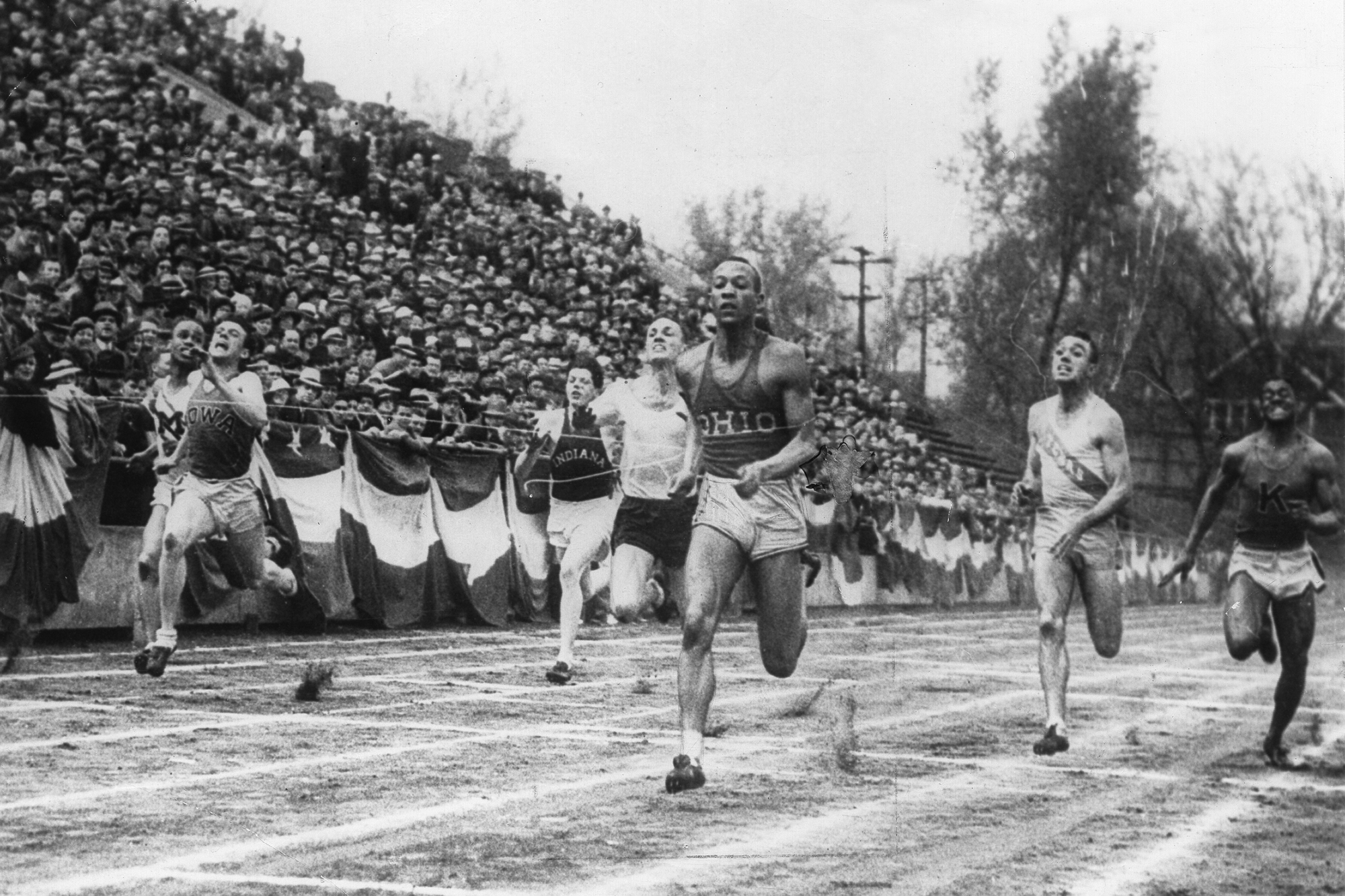 Jesse Owens wint goud op de 100m op de Spelen van 1936 in Berlijn., GETTY