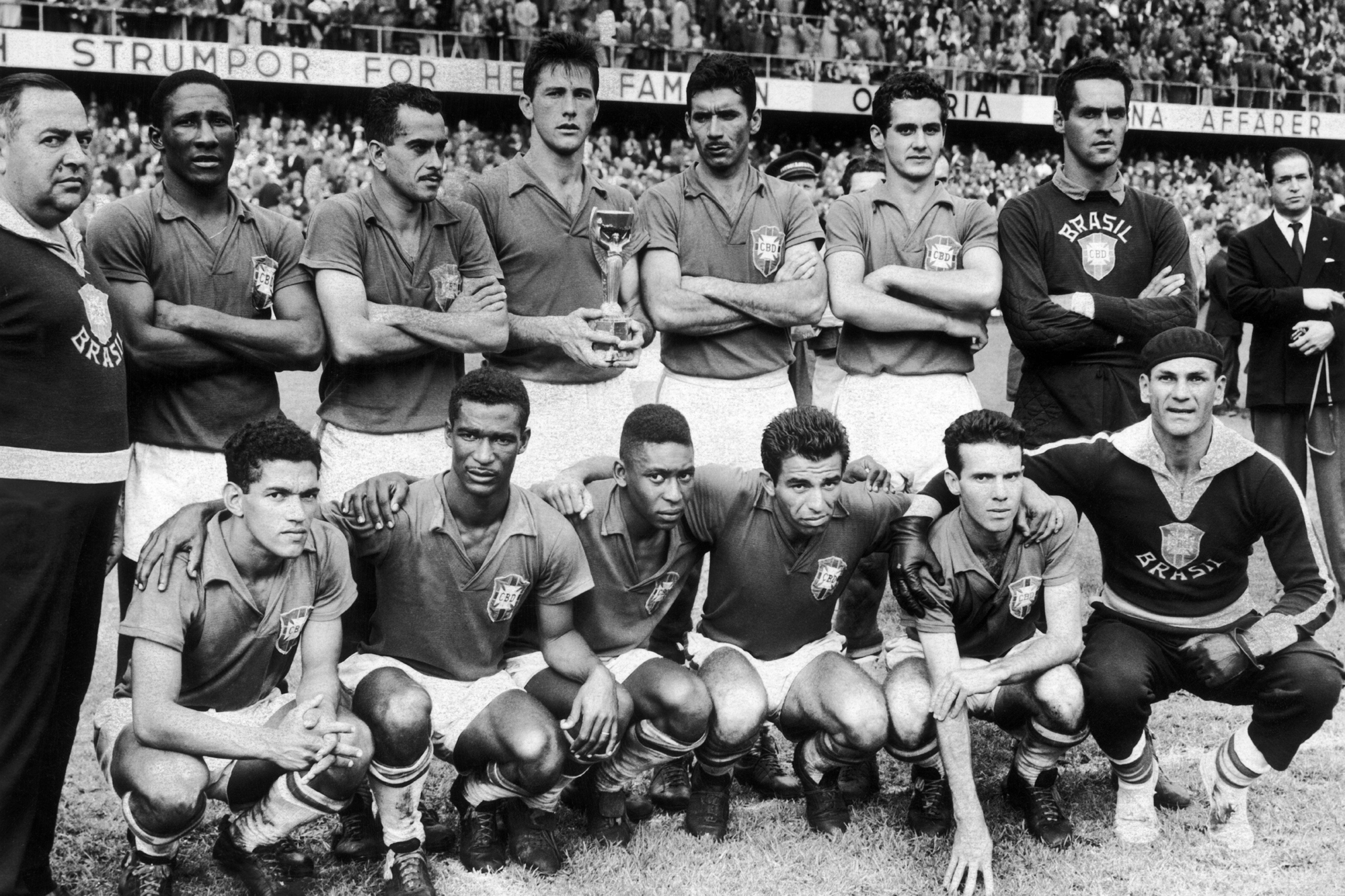 Het Braziliaanse team in 1958 met centraal onderaan Pelé., GETTY