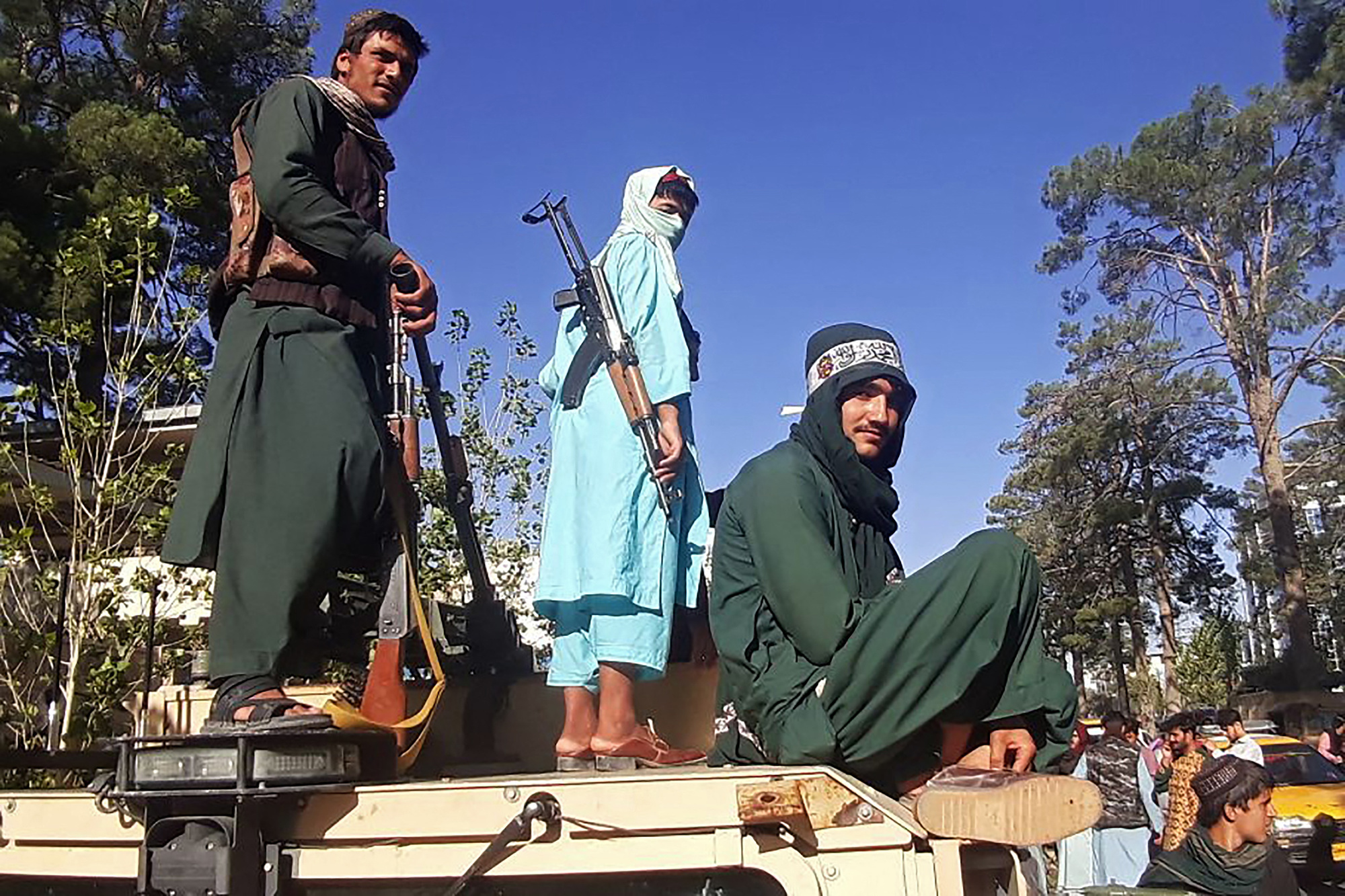 Des combattants talibans se tiennent sur un véhicule au bord de la route à Herat, la troisième plus grande ville d'Afghanistan, après le retrait des forces gouvernementales., AFP