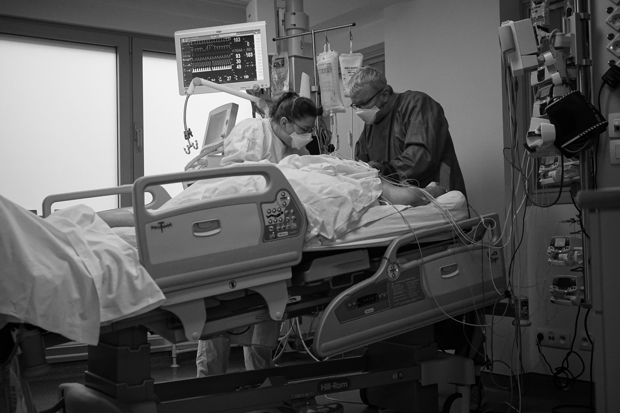 Une stagiaire et son enseignant s'occupent d'un.e patient.e placé.e dans le coma pour cause de Covid. , Ariane Kandilaptis