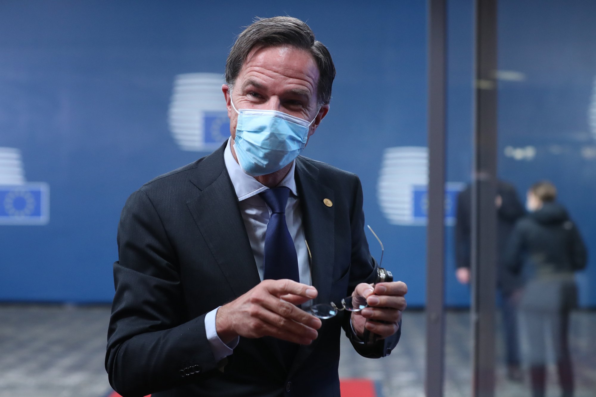 Face à l'explosion des cas, le Premier ministre Mark Rutte a demandé à ses concitoyens de se couvrir le nez et la bouche "presque partout où on ne voit pas le ciel"., BELGAIMAGE