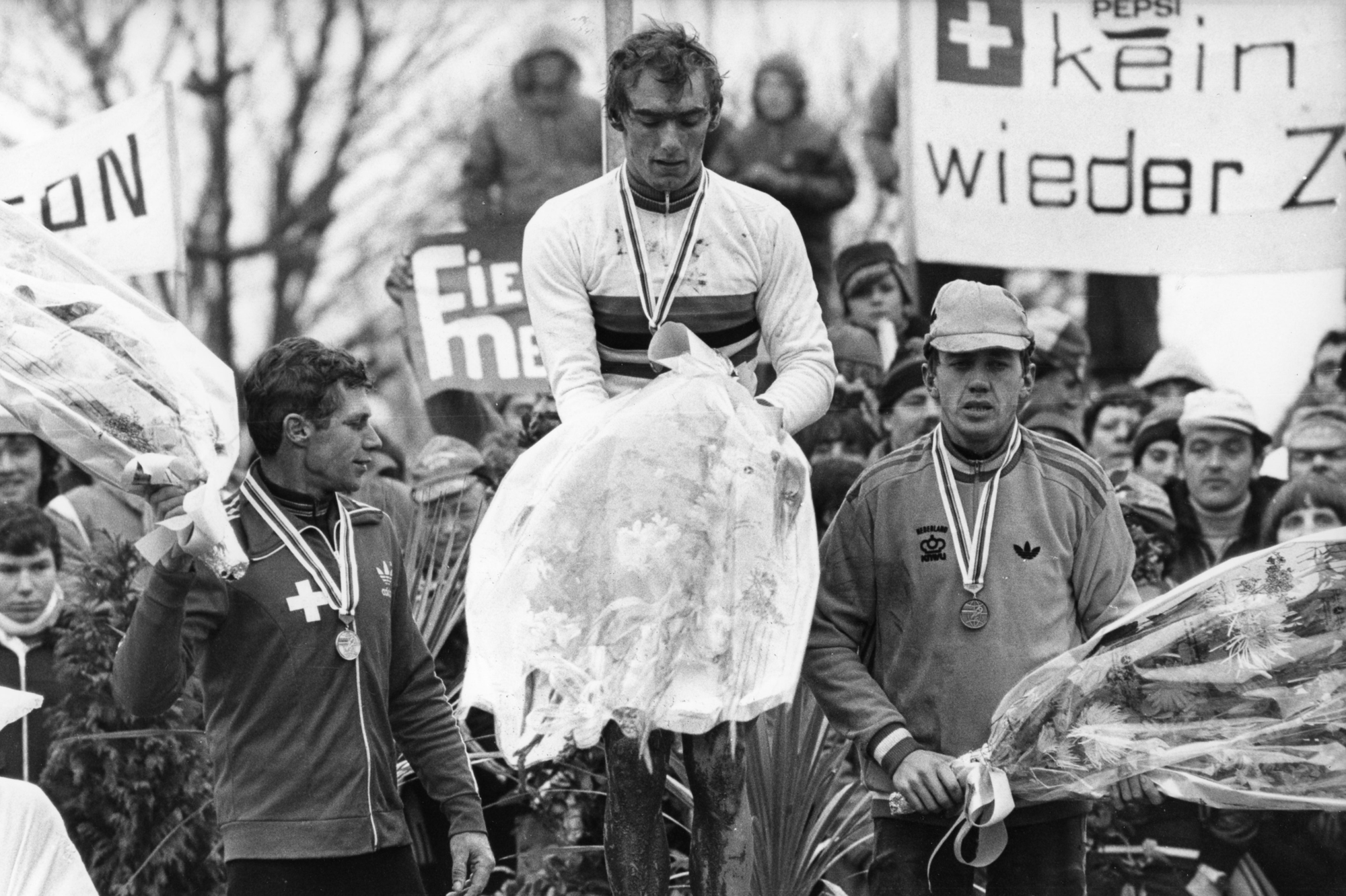 Hennie Stamsnijder (r) met de bronzen medaille op het WK veldrijden in 1982., Belga Image