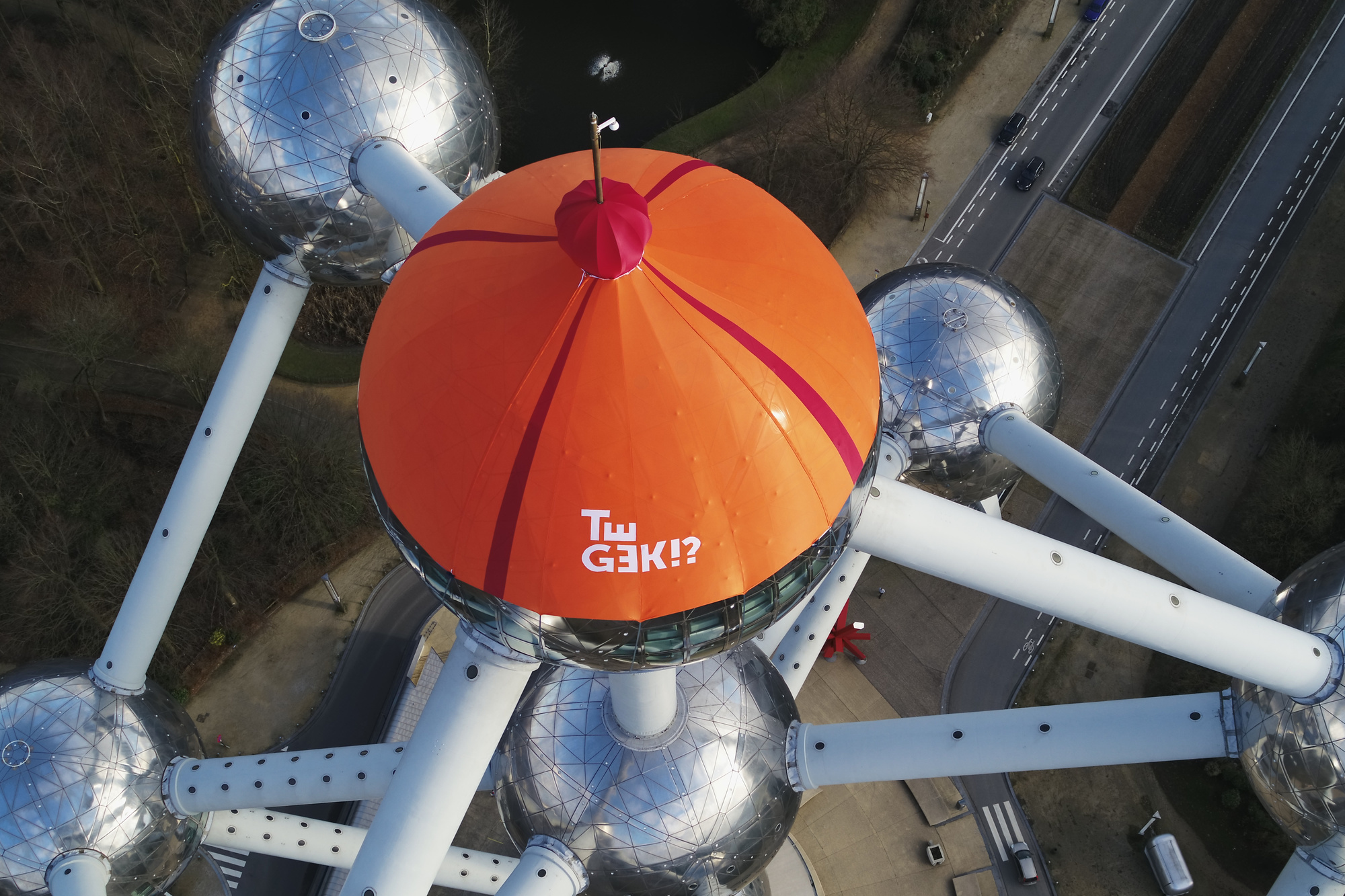 De oranje Te Gekke!? muts zal tot zondag a.s. de bovenste bol van het Atomium sieren., belga