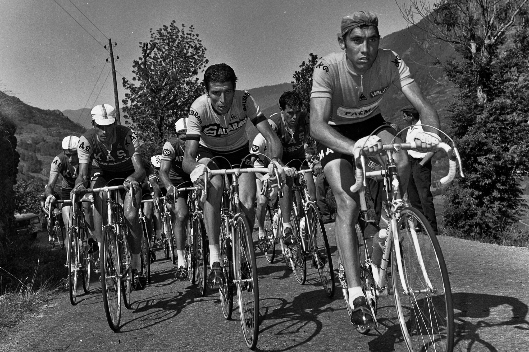 Eddy Merckx voor Felice Gimondi in de Ronde van Frankrijk van 1969, die onze landgenoot won., Belga Image