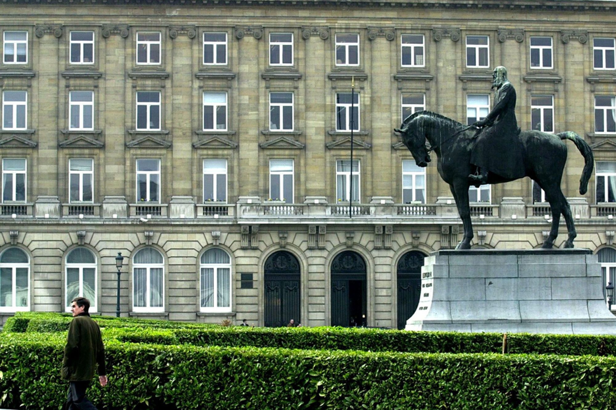 Het standbeeld van Leopold II op het Troonplein, 5 maart 2002.