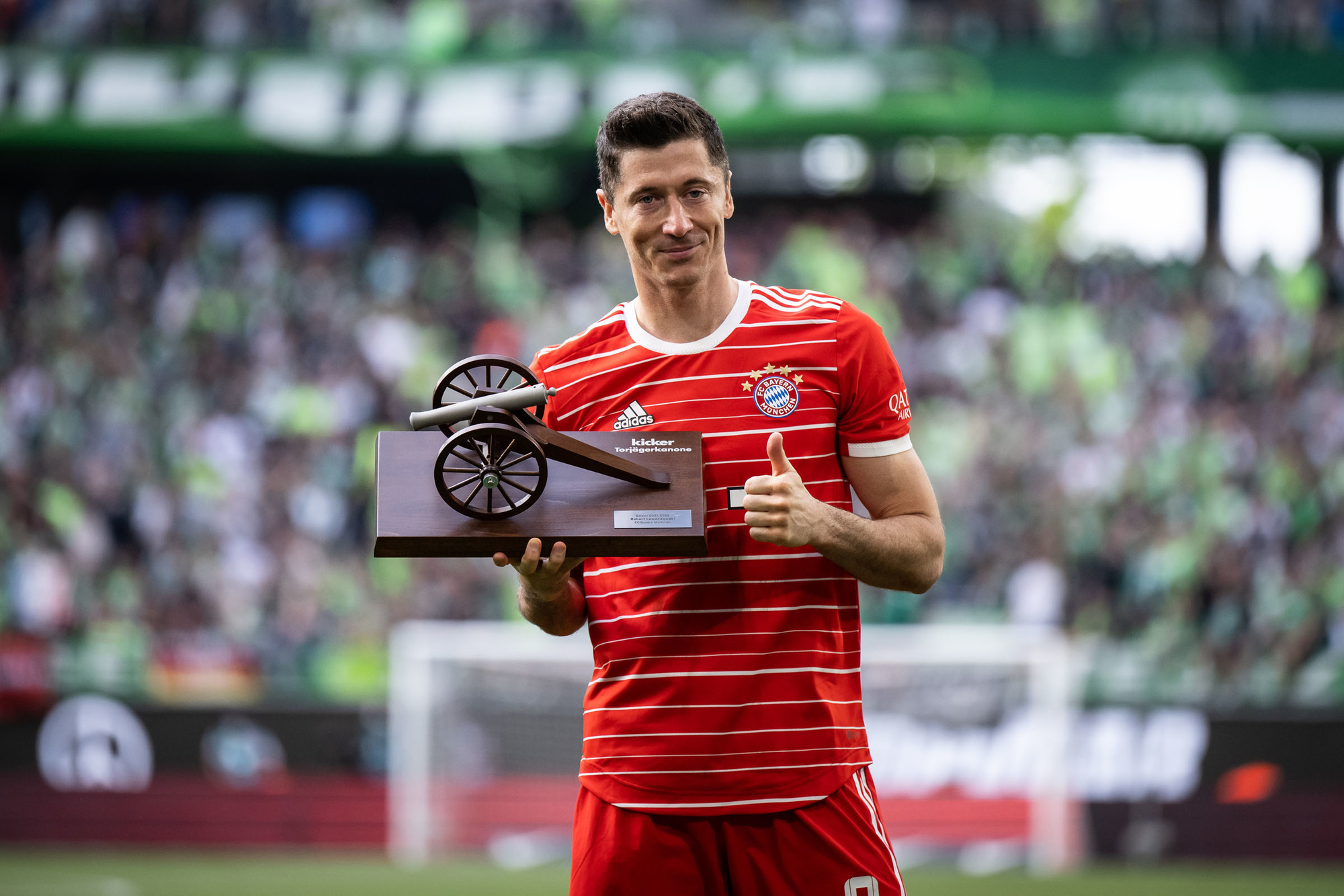 Lewandowski met de prijs voor topschutter van de Bundesliga, GETTY
