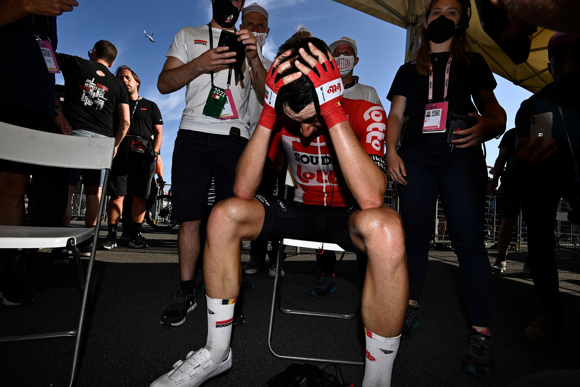 Thomas De Gendt moet na de finish even bekomen op een stoel, een krop in de keel doorslikkend., belga