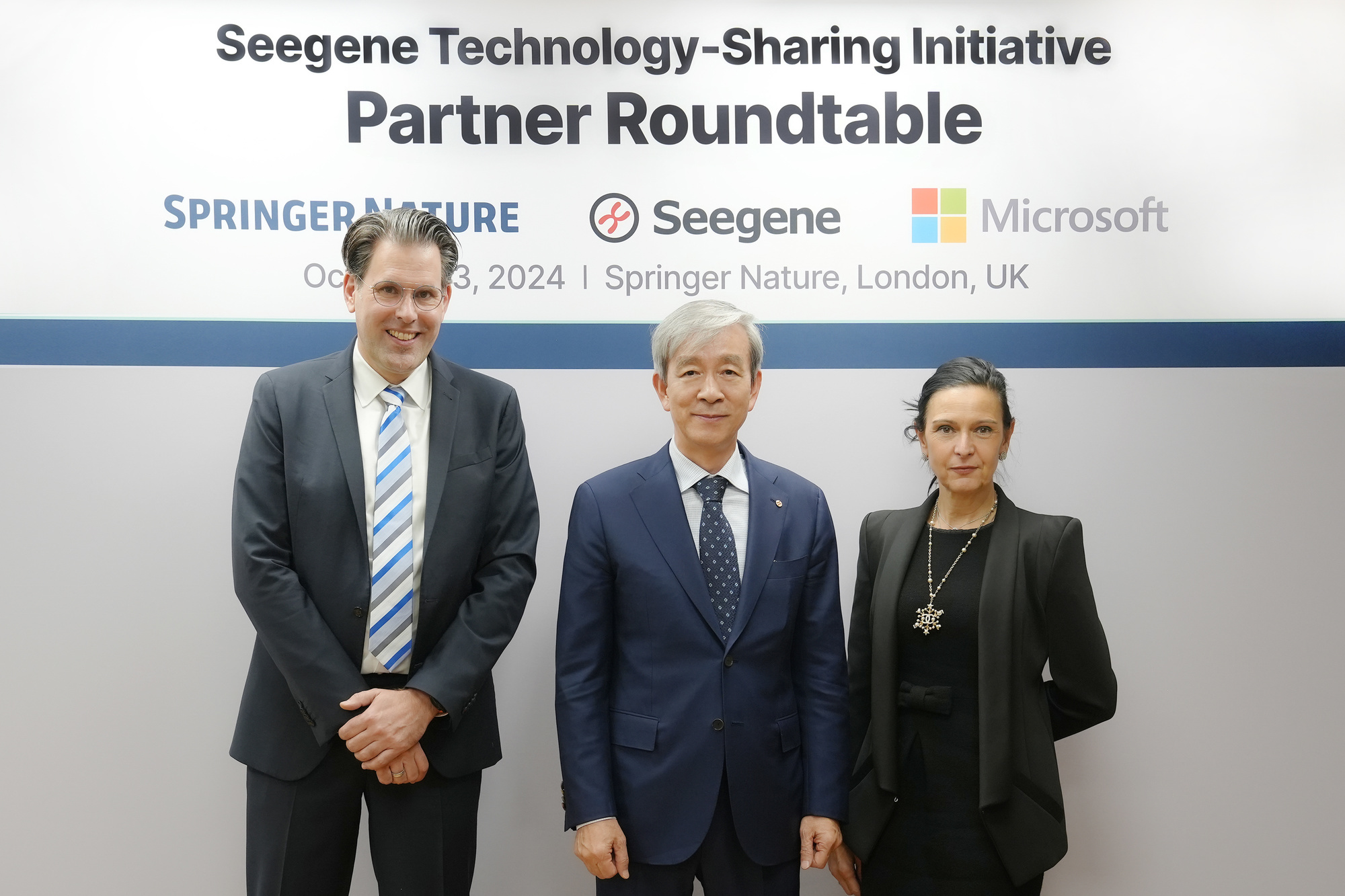 De gauche à droite : Marc Spenlé, COO de Springer Nature ; le Dr Jong-Yoon Chun, CEO et fondateur de Seegene ; Elena Bonfiglioli, vice-présidente de Global Business Leader Healthcare, Pharma and Life Science chez Microsoft., Seegene