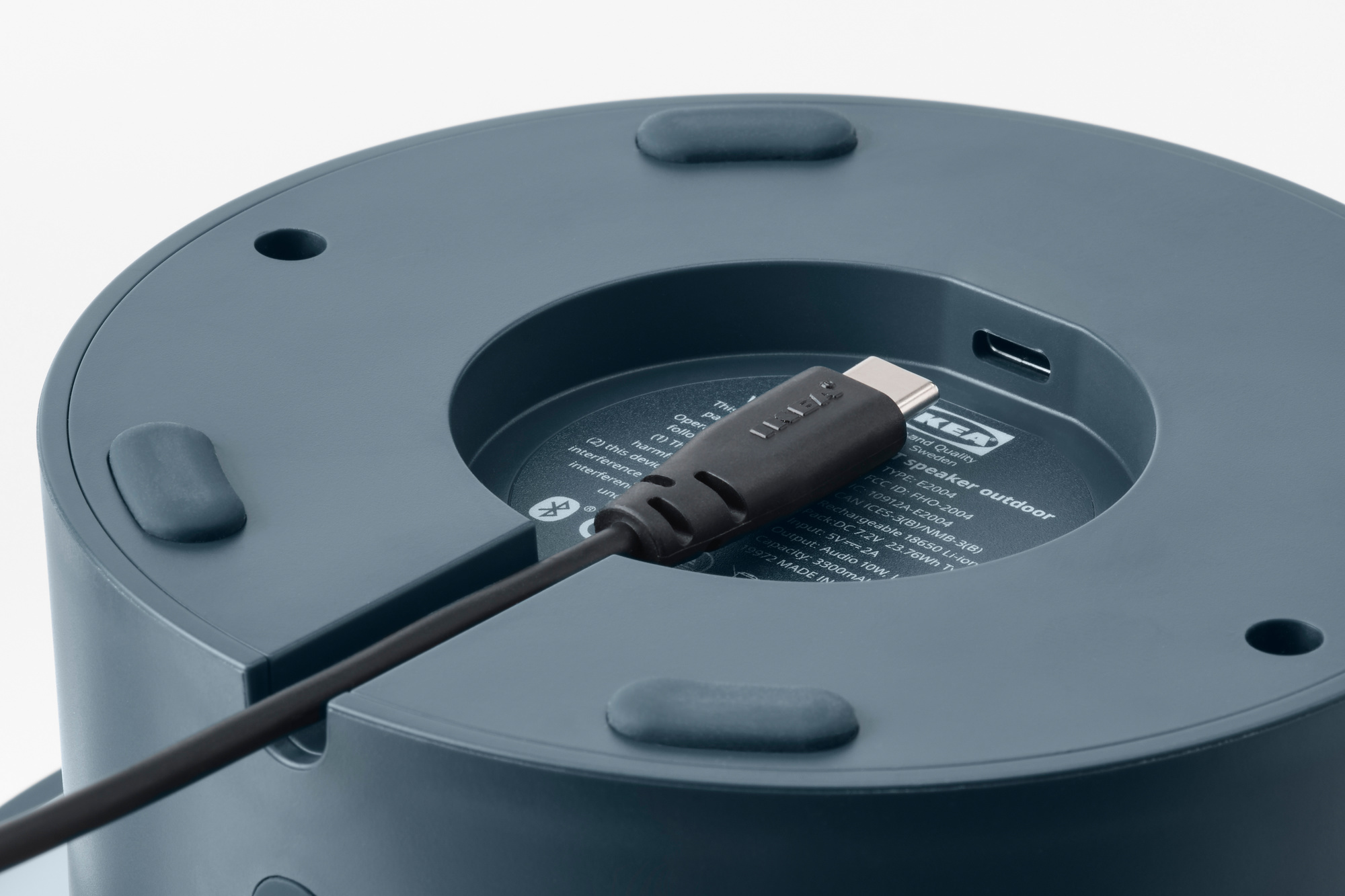 Opladen doe je via USB-C: een kabel is meegeleverd, een adapter niet., Ikea