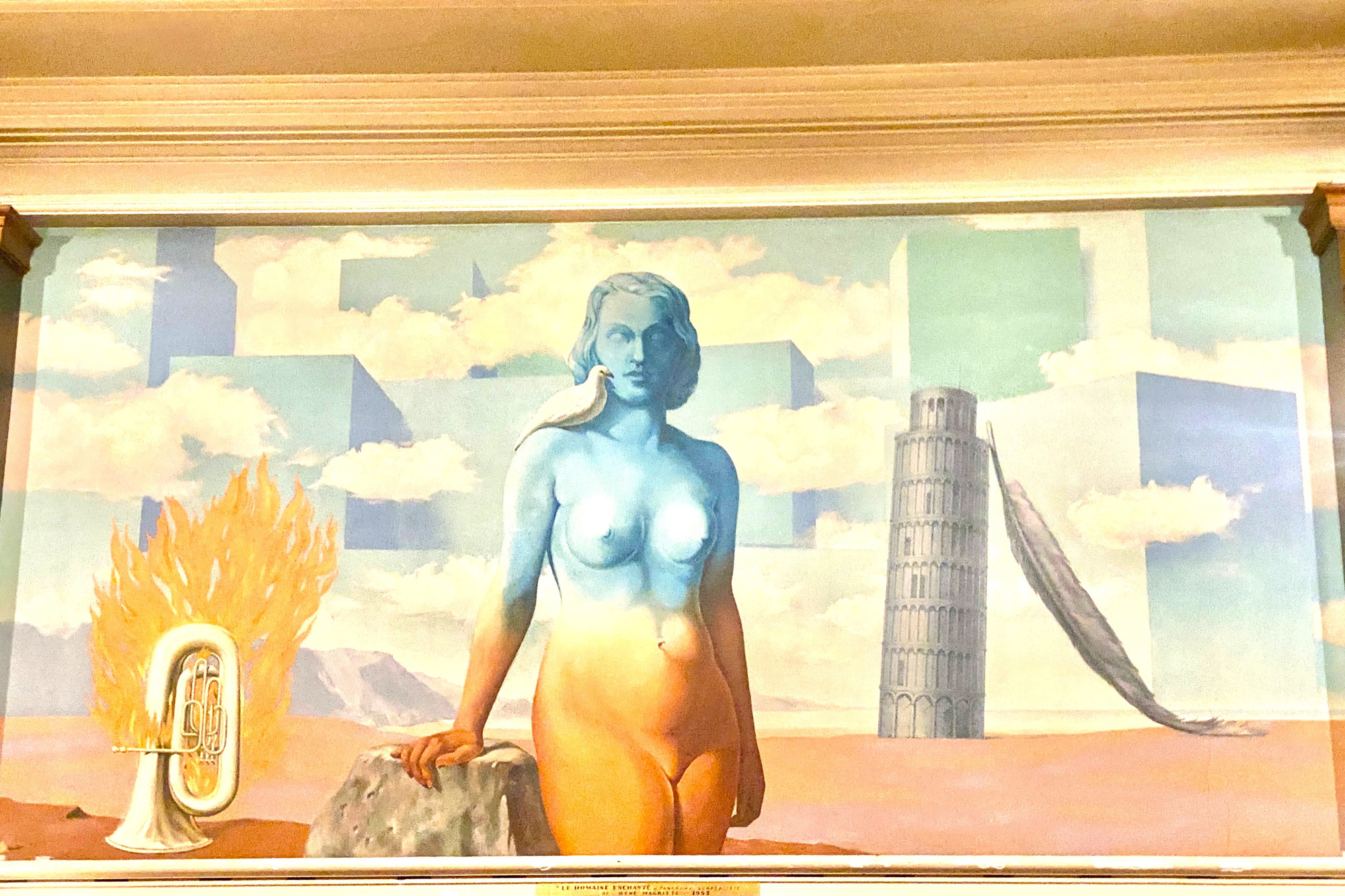 Detail van René Magritte's wereldvermaarde muurschildering in het casino., Nathalie Bevernaegie