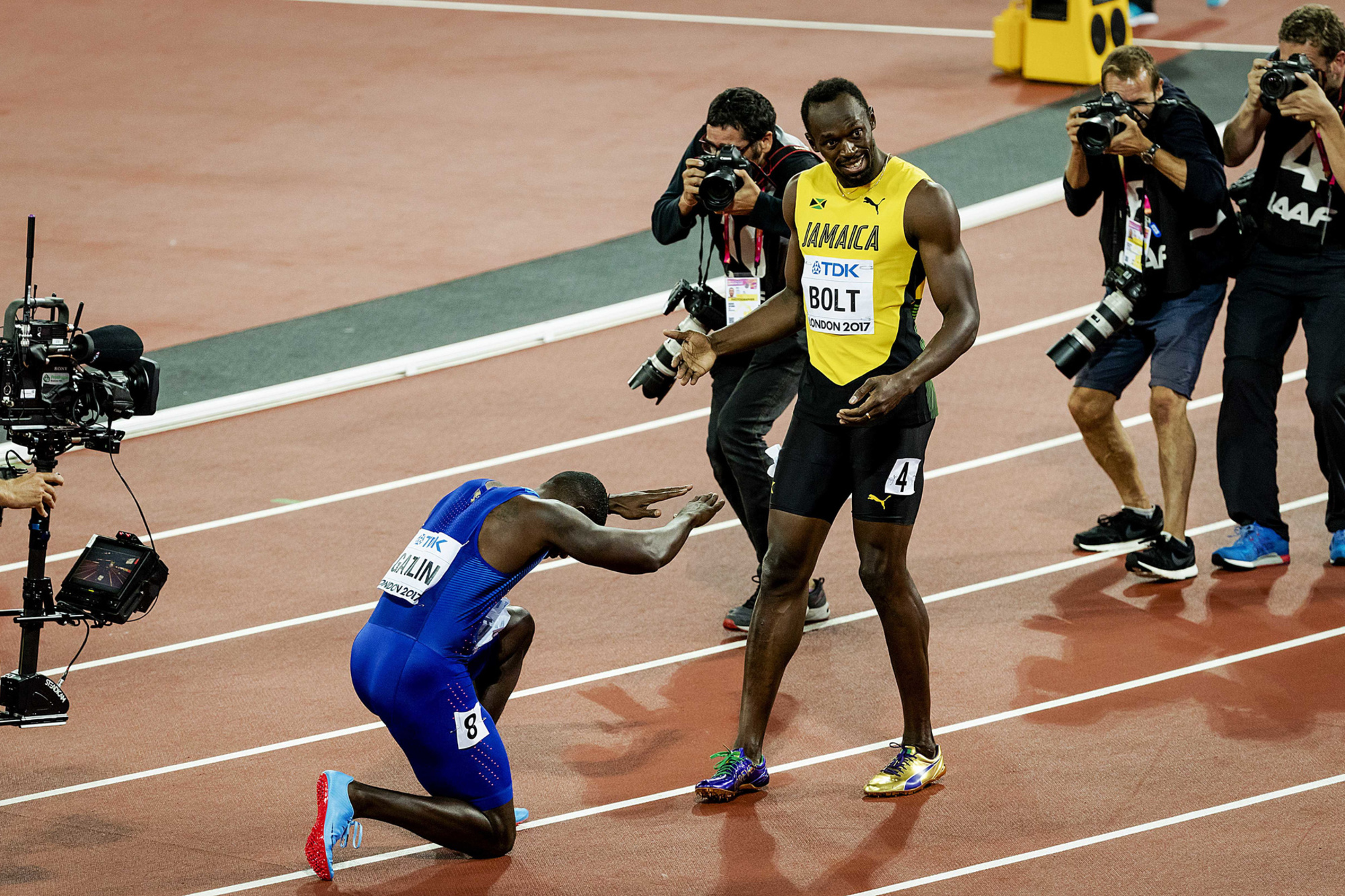 Après une suspension pour dopage, c'est surtout Usain Bolt qui s'est dressé sur la route aux titres de Justin Gatlin. Ici, aux JO de Londres, l'Américain n'hésite pas à se prosterner devant son rival jamaïcain après une nouvelle défaite., belga