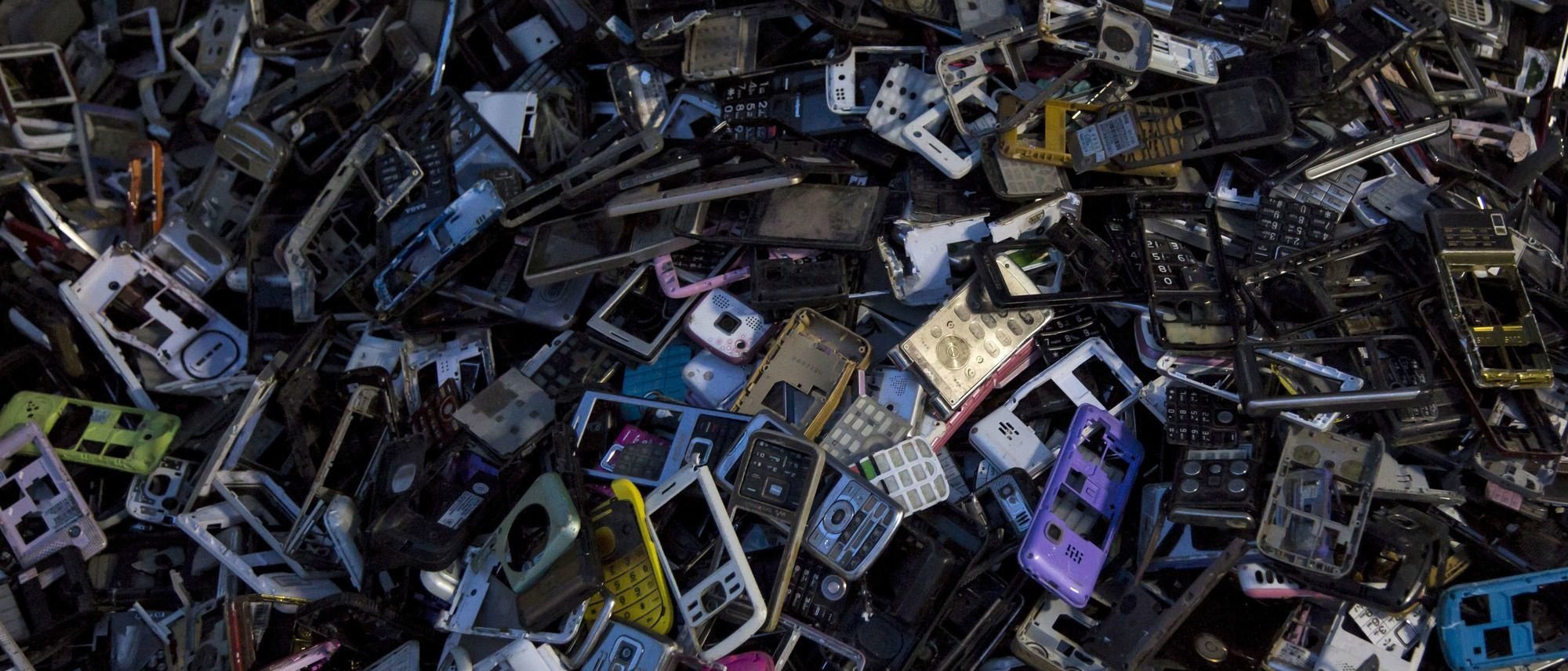 Des téléphones mis au rebut: une forme d'e-déchet permettant pourtant de récupérer de précieux matériaux., Reuters